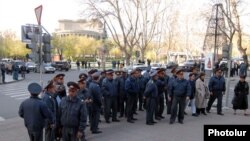 Police block Yerevan's Northern Avenue on April 14, 2009.