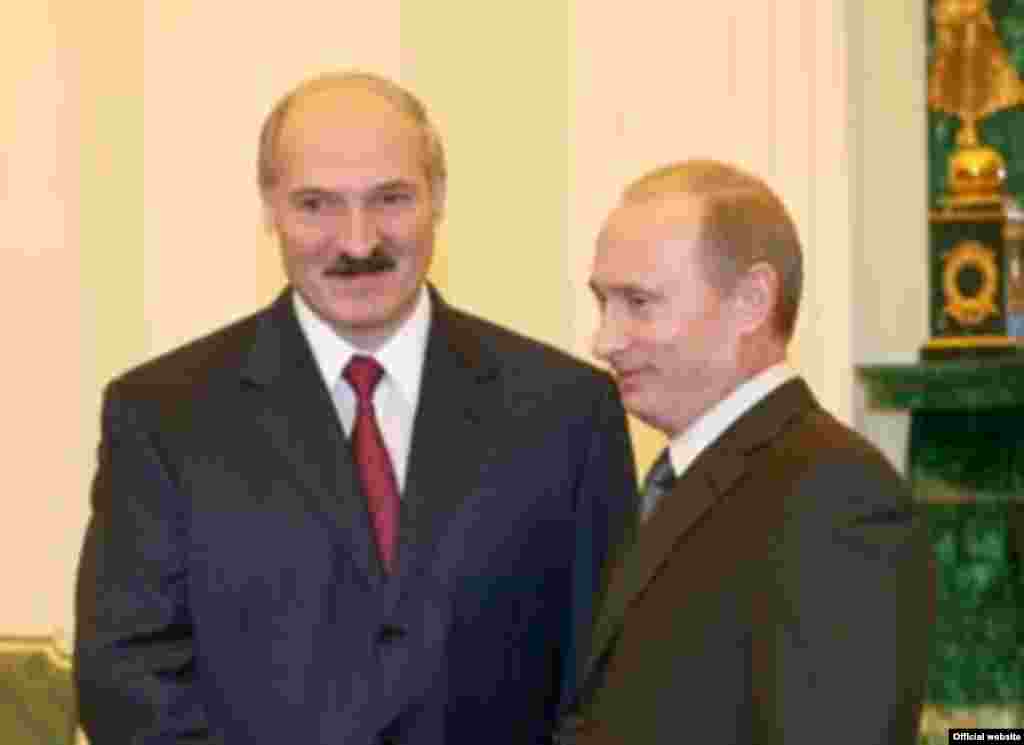 Russia -- Vladimir Putin (R) with Alyaksandr Lukashenka in Moscow, 10Nov2006