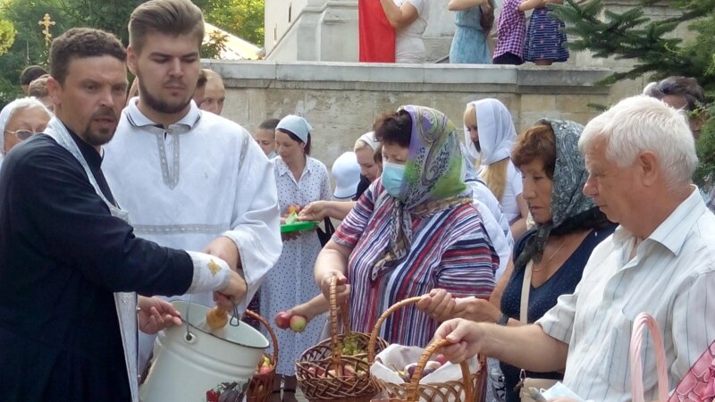 Яблочный спас в Севастополе: в храмах игнорировали коронавирусные ограничения (+фото)