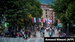 Pamje nga veri i Mitrovicës, ku janë vendosur flamujt e Rusisë. Foto nga arkivi