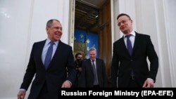Ministrul rus de externe, Serghei Lavrov (stânga) și omologul său ungar, Peter Szijjártó - Moscova, ianuarie 2021 