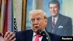 دونالد ترامپ در مراسم سوگند مارک‌وِین مالین به‌عنوان وزیر جدید امنیت داخلی آمریکا. سه‌شنبه چهارم فروردین