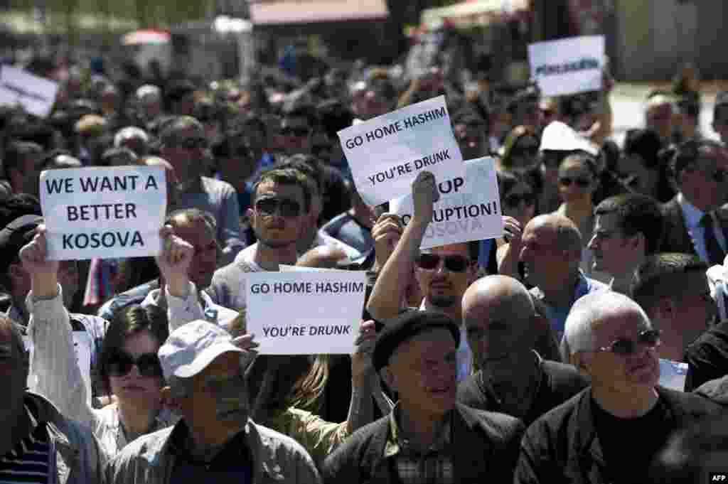 Kosovo - Protesti Albanaca protiv korupcije u vladi, Priština, 25. april 2013. Foto: AFP / Armend Nimani 