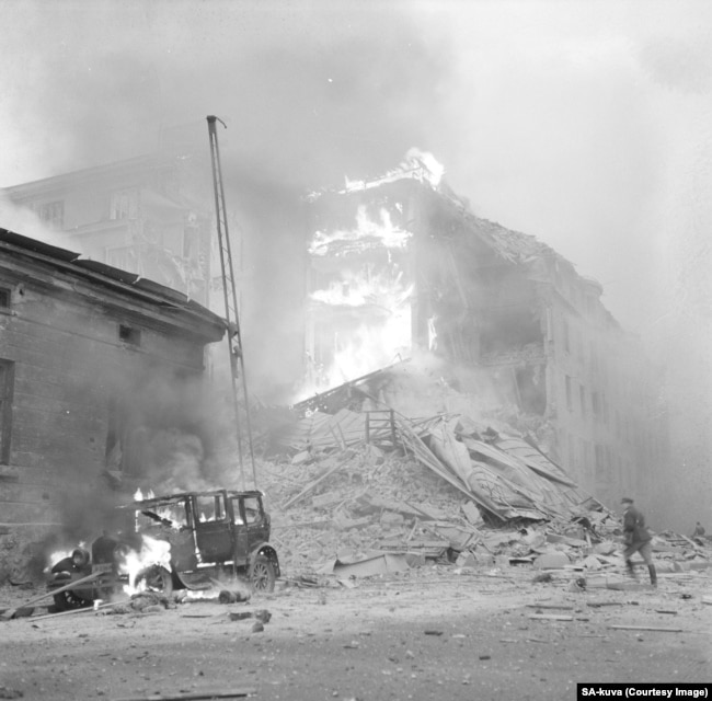 Палає зруйнований російським ударом житловий будинок у Гельсінкі, столиці Фінляндії. 1940 рік Радянсько-фінська війна