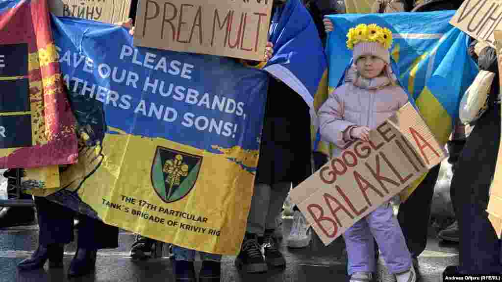 Câteva sute de ucraineni au manifestat în București împotriva războiului Rusiei din țara lor. Printre ei – copii de vârstă cu războiul, unii dintre ei născuți în România.