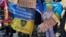 Câteva sute de ucraineni au manifestat în București împotriva războiului Rusiei din țara lor. Printre ei – copii de vârstă cu războiul, unii dintre ei născuți în România.