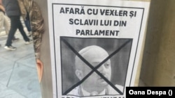 Afiș postat în centrul Capitalei cu deputatul comunității evreiești Silviu Vexler în perioada dezbaterii Legii pentru combaterea extremismului.