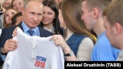 10-njy ýanwarda Moskwada Russiýanyň prezidenti Wladimir Putiniň özüniň saýlaw kampaniýasynyň edarasyna baryp gördi.