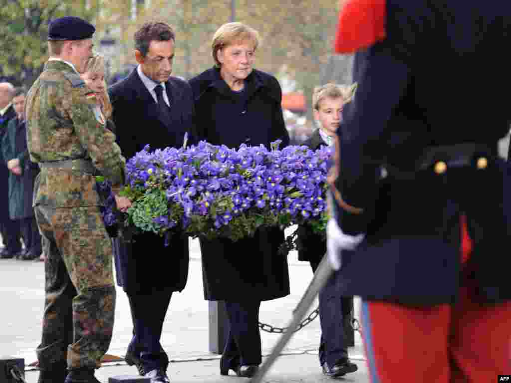Francuska - Pariz - Francuski predsjednik Nicolas Sarkozy i njemačka kancelarka Angela Merkel polaganjem cvijeća obilježili su 91-u godišnjicu završetka Prvog svjetskog rata. 