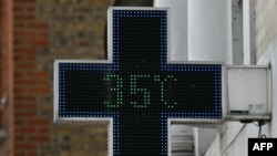 Temperatura într-un cartier din vestul Londrei, pe 23 iunie 2026, afișată de o farmacie. 