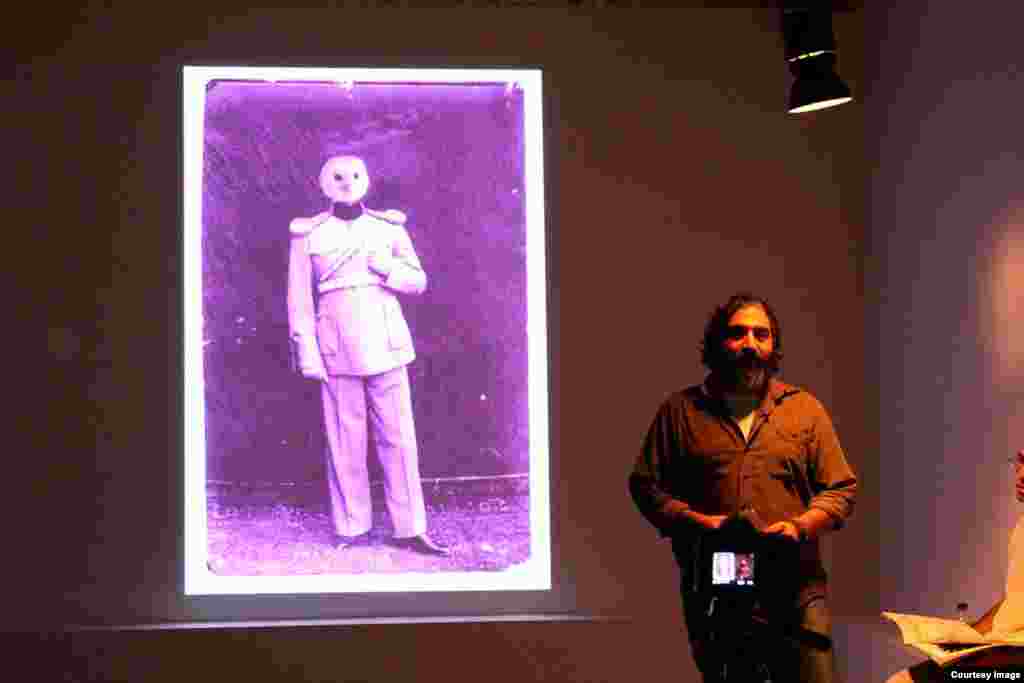 صالح تسبیحی، کیوریتور پروژه، داستانی خواند راجع به یک افسرِ بی نام. مردی که برای ملی ها پرونده می ساخت. 