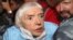Людмилу Алексееву задерживают на Триумфальной площади 31 декабря 2009 года