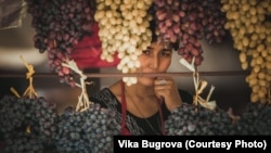 На Ошском базаре продают как пловоовощную продукцию, так и другие продукты, одежду, товары для дома