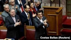 Yunanıstanın baş naziri Alexis Tsipras (sağda) sazişin qəbulunu alqışlayır