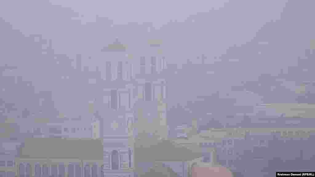 Ndërtesa e Katedrales Shën Tereza në Prishtinë mezi duket nga ajri i ndotur dhe smogu në Prishtinë më 23 janar. 