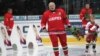 Александр Лукашенко играет в хоккей, архивное фото.
