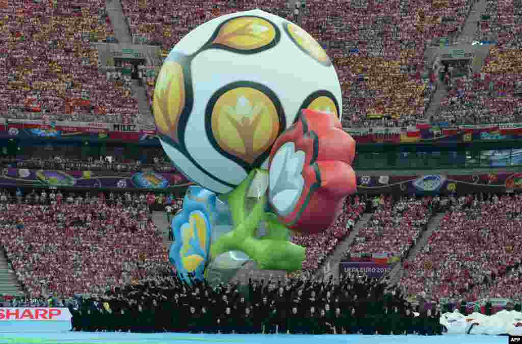 Танец под символом чемпионата Европы по футболу &quot;Евро-2012&quot; на торжественной церемонии открытия на национальном стадионе в Варшаве 8 июля. (AFP/Кристоф Сташе) 