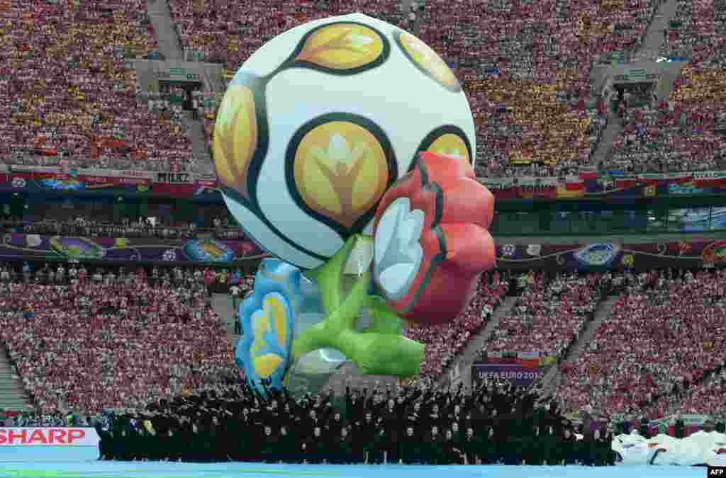 Poljska - Svečana ceremonija otvaranja natjecanja u nogometu, Euro 2012. Varšava, 8. juni 2012. Foto: AFP / Christof Stache 