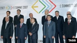 Президент России (второй слева в нижнем ряду) решить окучить всех балканских коллег скопом. Групповое фото в Загребе