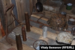 Экспонаты в музее реконструкции концлагеря, Ватнаволок