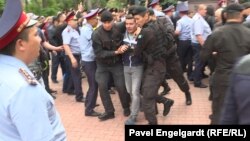 Police detained RFE/RL reporter Pyotr Trotsenko near the site of a protest in Almaty against Kazakhstan's June 2019 presidential elections (09Jun2019).