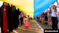 Відзначення Дня Державного Прапора України в Ужгороді. Учасники святкування несуть 100-метровий синьо-жовтий стяг (ілюстраційне фото)