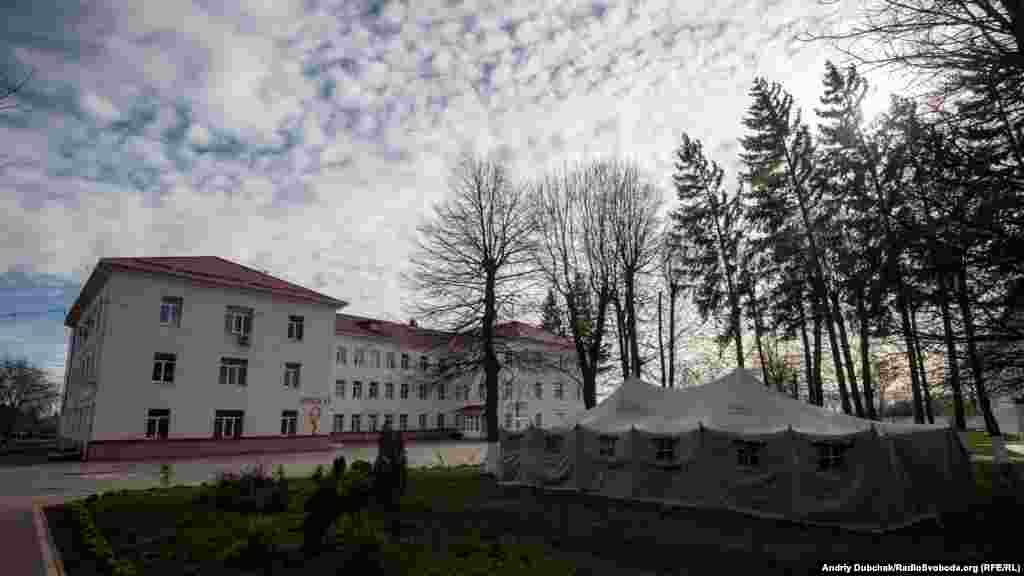 Возле центральной больницы в Калиновке стоит палатка в стиле милитари. Позади – первый корпус, который ранее был перепрофилирован под лечение тяжелых больных COVID-19. В отделении есть два аппарата ИВЛ среднего класса и четыре – низкого. В Калиновском районе Винницкой области было зарегистрировано 37 случаев заболевания коронавирусом среди медицинского персонала, с тех пор как в начале апреля 79-летняя местная жительница была госпитализирована с инфекцией. Это произошло еще до того, как врачи и медсестры начали носить защитные средства. Женщина в итоге скончалась 