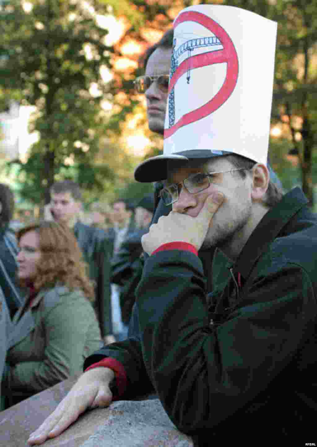 Russia -- Meeting of muscovites against sealing building city areas. Moscow, Novopushkinsky square - 21sep2007