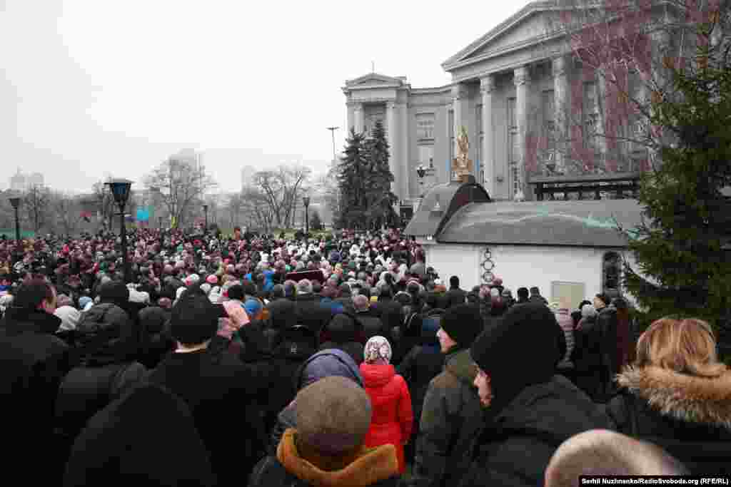 Кілька сотень громадських активістів, митців, волонтерів, ветеранів АТО біля Національного музею історії України у Києві