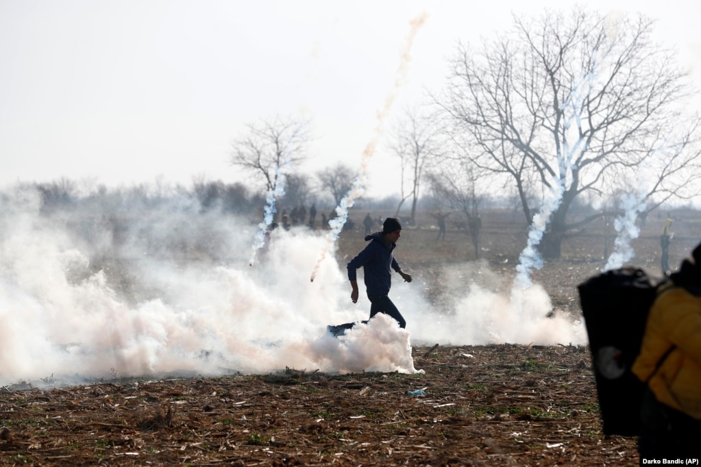 Переселенець втікає від сльозогіного газу, який застосувала грецька поліція на переході Пазаркуле (Туреччина) 