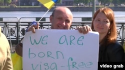 Пикет в подержку Украины у здания, где проходил рижский саммит
