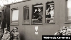 У вагоні потягу Симон Петлюра (ліворуч) і Юзеф Пілсудський. Вінниця, 1920 рік 