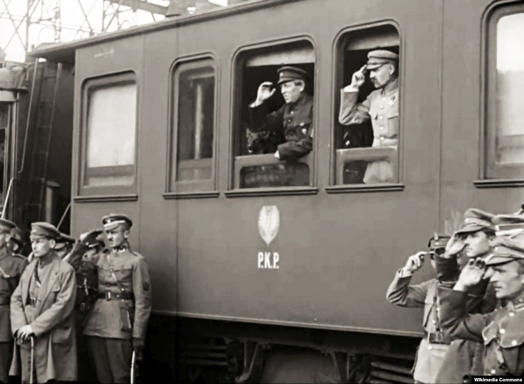 У вагоні потягу Симон Петлюра (ліворуч) і Юзеф Пілсудський. Вінниця, 1920 рік