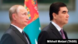 Президенты России и Туркменистана Владимир Путин и Гурбангулы Бердымухамедов. Ашхабад. 2 октября 2017 года. 
