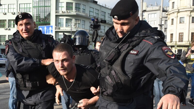 Moskwada we beýleki şäherlerde guralan protestlerden soň ýüzlerçe adam tussag edildi 