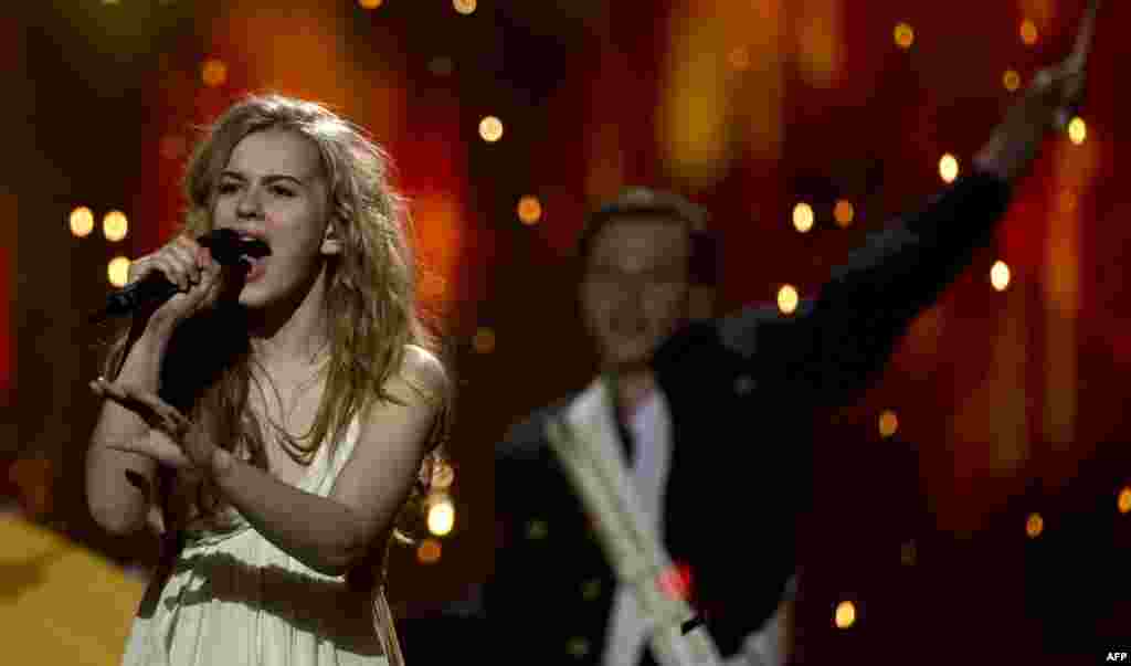 Cîștigătoarea concursului Eurovision 2013, Emmelie de Forest din Danemarca.