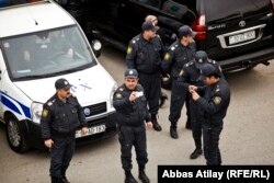 Полицейские записывают на мобильные телефоны акцию протеста в Баку. Иллюстративное фото.