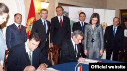 Potpisivanje ugovora između crnogorske Vlade i hrvatskog građevinskog konzorcijuma "Konstruktor" o koncesiji za autoput Bar - Boljare, 9. jun 2009.