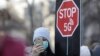 Парадоксы 2020 года: участница акции протеста против технологии 5G в Румынии пользуется мобильной связью, против инноваций в которой выступает 