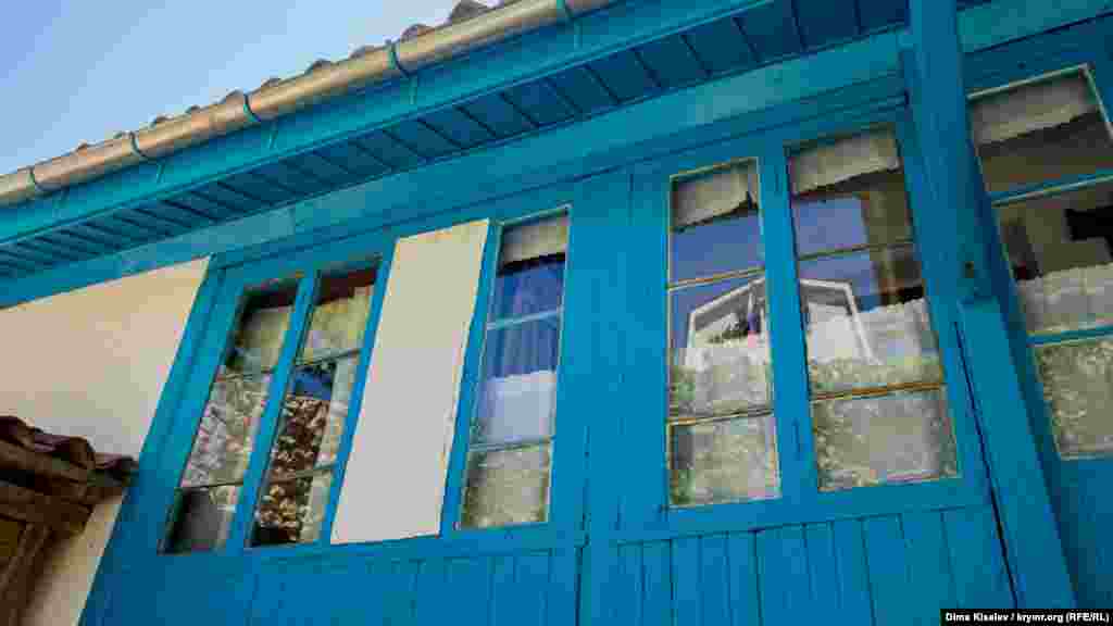 Дом невысокий &ndash; два этажа. Окна и двери деревянные