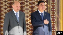 Türkmenistanyň prezidenti Gurbanguly Berdimuhamedow (sagda) we Rumyniýanyň prezidenti Traian Besesku, Aşgabat 22-nji iýul, 2009 ý.