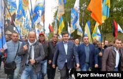 Михаил Саакашвили (в центре) на оппозиционной акции перед зданием парламента. Киев, 17 октября 2017 года