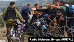 Migranti suočeni sa bodljikavom žicom na Đevđeliji