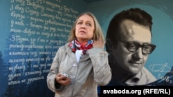 Натальля Адамовіч у Глушы — на аўтобусным прыпынку, прысьвечаным творчасьці ейнага бацькі, архіўнае фота