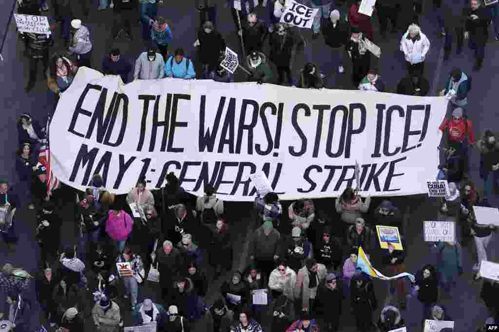 В Нью-Йорке протестующие принимают участие в общенациональном дне протеста No Kings, 28 марта 2026 года. CHARLY TRIBALLEAU / AFP