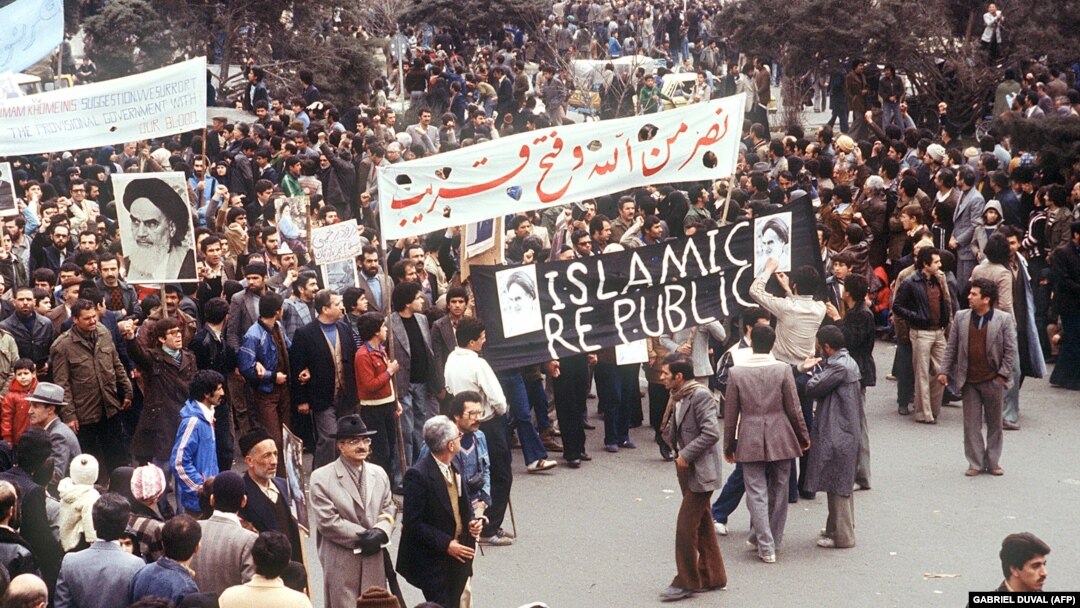راهپیمایی مخالفان شاه و حامیان آیت‌الله خمینی؛ آنها تصویری از آیت‌الله خمینی در دست دارند و روی یکی از پارچه‌نویسی‌ها به انگلیسی درج شده «جمهوری اسلامی»
