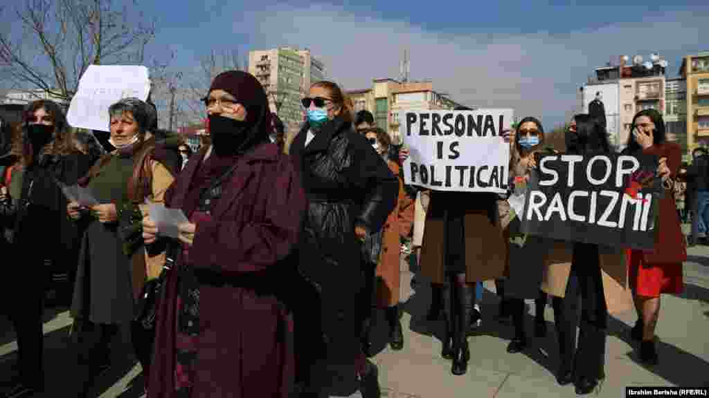 &quot;Personalja është politike&quot; dhe &quot;Stop racizmi&quot; janë disa prej mbishkrimeve që u panë në këtë marsh.&nbsp;