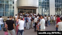 Mobile-phone customers line up for new call numbers after suspension of Uzbekistan's largest mobile-phone provider.