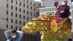 Маска таққан әйел және инсталляция. Алматы, Қазақстан.