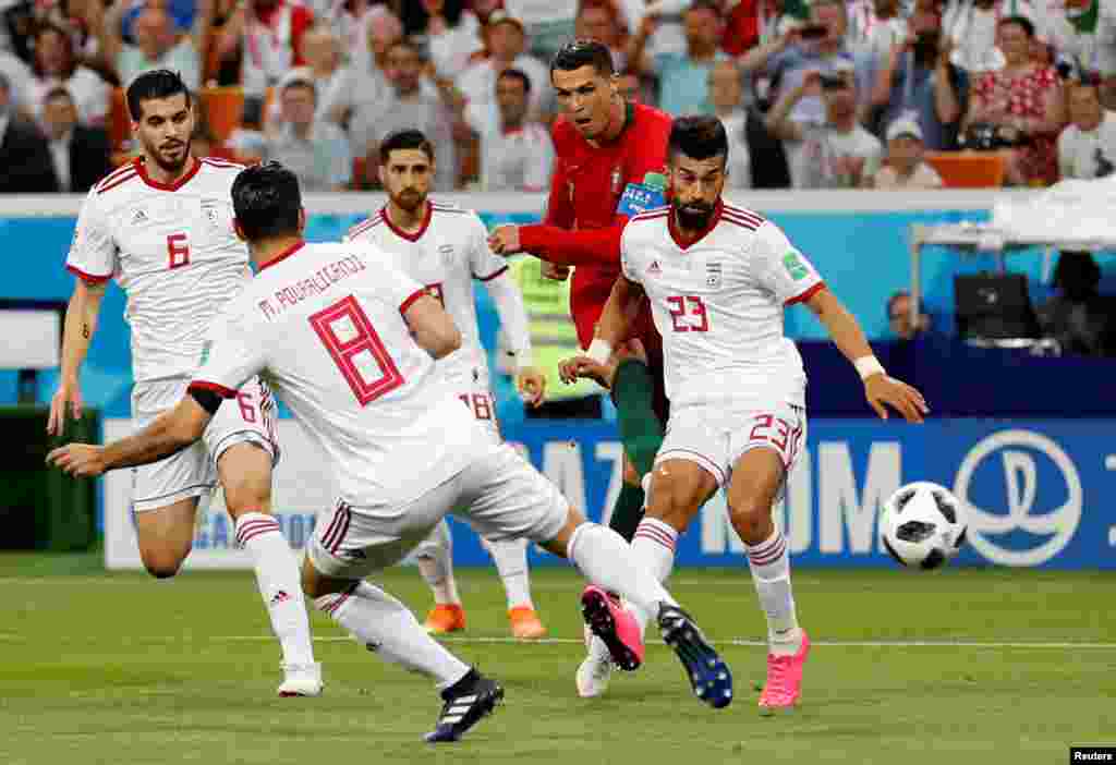 Soccer Football - World Cup - Group B - Iran vs Portugal - Mordovia Arena, Saransk, Russia - June 25, 2018 Portugal's Cristiano Ronaldo in action with Iran's Ramin Rezaeian and Morteza Pouraliganji REUTERS/Matthew Childs